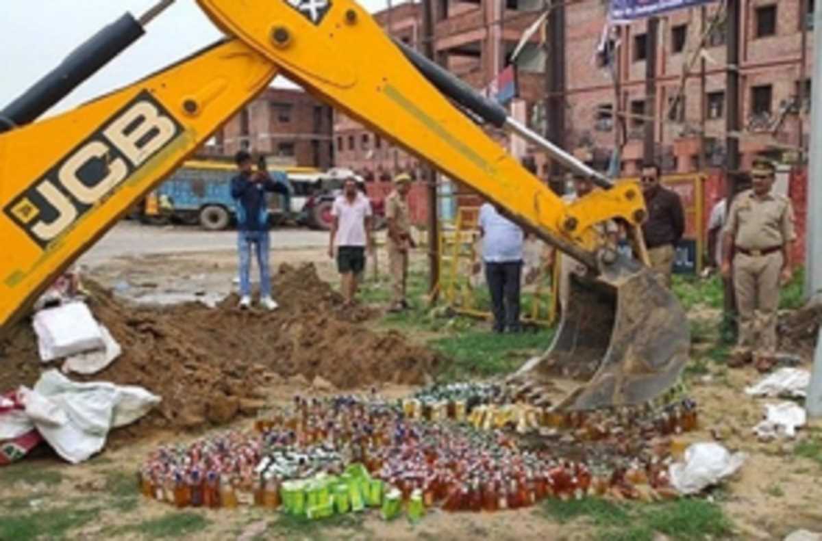 ग्रेटर नोएडा में कोर्ट के आदेश पर जब्त 270 लीटर शराब पर चला बुलडोजर ग्रेटर नोएडा में कोर्ट के आदेश पर जब्त 270 लीटर शराब पर चला बुलडोजर